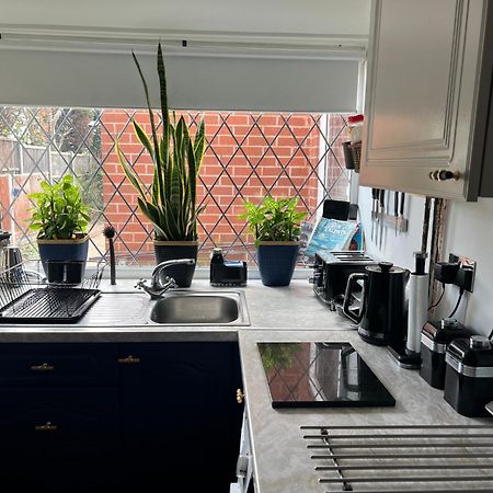 Double Room In Great Barr Near M5 - M6 - Parking - Tv Bed-Garden Birmingham Buitenkant foto