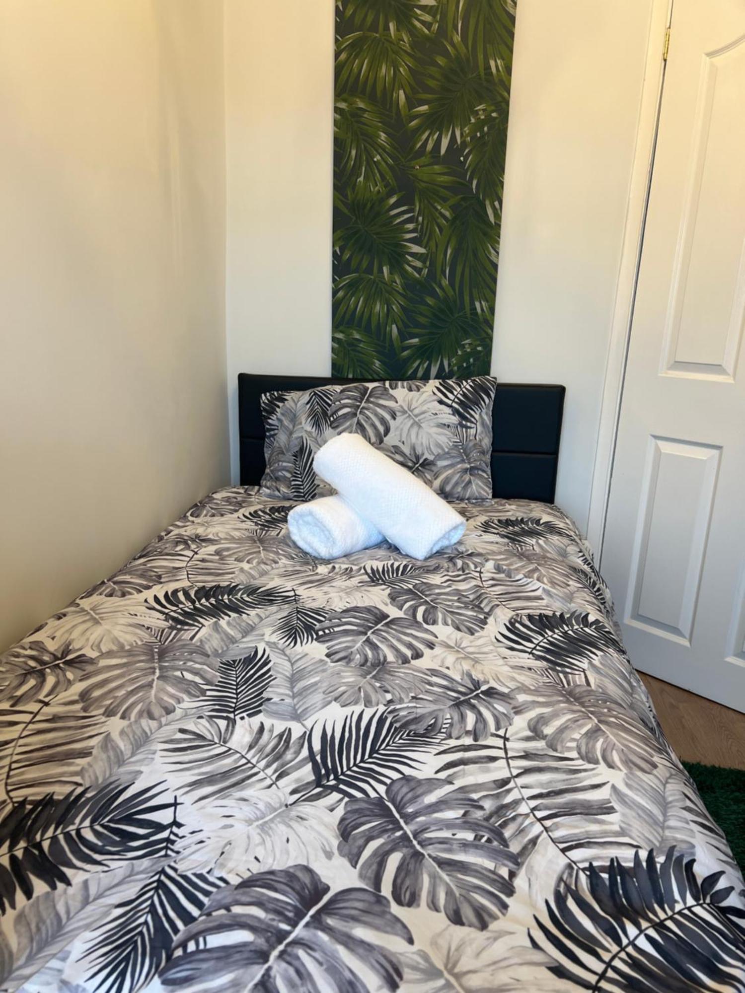 Double Room In Great Barr Near M5 - M6 - Parking - Tv Bed-Garden Birmingham Buitenkant foto
